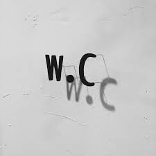 カフェのようなレストルームに変身 文字シルエットの 木製インテリアピン roomie ルーミー サイン デザイン 表札 デザイン トイレ の看板