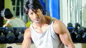 5 feet 10 inches height in cm: Vidyut Replaces Sunny In S3