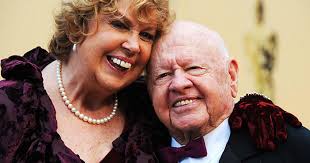 He married his current wife, elizabeth berrios, in 1998. Larry Flynt 5 Wives Much Married Celebs Cbs News