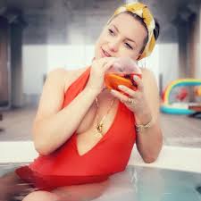 Отметок «нравится», 1 344 комментариев — kate hudson (@katehudson) в instagram: Kate Hudson S Orange Swimsuit On Instagram 2019 Popsugar Fashion