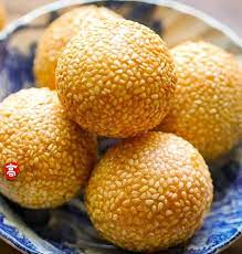 煎堆 jian dui 又叫 麻团 珍袋 麻球 传统小吃 流行于中国全国各地大部分地区 在广东是指拳头大小 油 炸糯粉团 表面满是芝麻的食品 它是用糯米粉加糖 油炸花生碎 芝麻等 放到锅里用油煎成 煎堆风味独特 制作考究 色泽金黄 外形浑圆中空 fruit