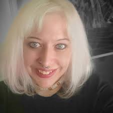 Honestly, I am just curious. Does anyone know if David is single or dating  someone? I've read that he was married since 2002 but it turned out it was  fake.