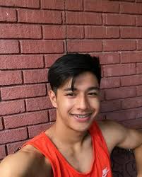 Ya, berlibur di bali nggak hanya digunakan untuk menikmati wisata alam dan seperti pemandangan gunung dan pantai yang menyegarkan mata. Cogan Ganteng Cowok Kemeja