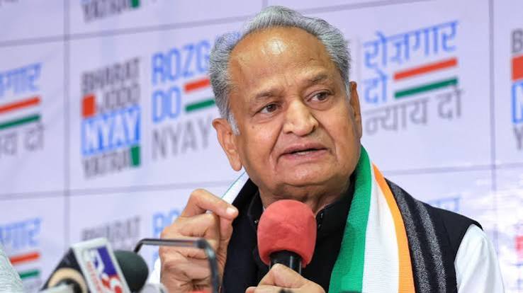 अशोक गहलोत ने राजस्थान की BJP सरकार पर साधा निशाना, कहा- हमारी योजनाओं को बंद या कमजोर किया - India TV Hindi