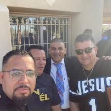 Podemos predicar el mejor de los sermones, pero si no lo respaldamos con  una vida íntegra, las personas no darán crédito a nuestras palabras. Se  requiere de los siervos de Dios que