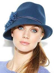 Style It Up Diesen Winter Lerne Wie Man Einen Fedora Hut Auf Viele Stilvolle Weise Tragt Stylish Winter Hats Stylish Hats Outfits With Hats