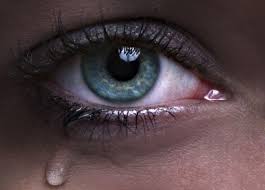 عيون حزينة تدمع