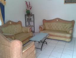 Pengaturan furnitur ruang tamu yang kecil bisa menjadi tantangan, tetapi ruang tamu sederhana seringkali lebih mudah untuk disusun dibandingkan dengan ruang tamu berukuran besar. Ruang Tamu Ruang Batas Sidekick