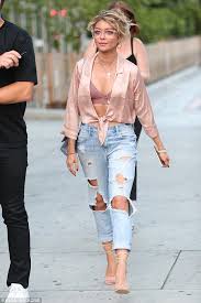 Hyland's debut in a feature film was in one man's way (1963), playing the wife of norman vincent peale. Sarah Hyland Shows Off Her Toned Midriff In Bra Lette Sarah Hyland Celebrity Street Style Style