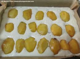 5 ouă, o lămâie, 14 prune din compot, 350 de grame de zahăr, 350 de grame de făină, 70 de ml de ulei, 220 de ml de lapte, un praf de copt, 5 linguri de pesmet. PrÄƒjiturÄƒ Cu Iaurt Si Piersici Din Compot Retete Culinare Pentru Toti