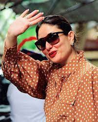 Born 21 september 1980) is an indian actress who appears in hindi films.she is the daughter of actors randhir kapoor and babita, and the younger sister of actress karisma kapoor. Check Out Kareena Kapoor Khan S First Instagram Post Filmfare Com