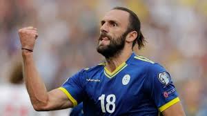He is known for his headers and strength. Lendohet Vedat Muriqi Ekonomia Online