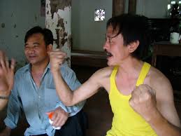 Quang tèo là nghệ danh của diễn viên nguyễn tiến quang, sinh năm 1962, một nghệ sĩ thành danh trên lĩnh vực điện ảnh, truyền hình với những vai nông dân chân đất, cù lần, hài hước đáng yêu Quang Teo Giang Coi Cáº·p Bai Trung Huyá»n Thoáº¡i Cá»§a Gáº·p Nhau Cuá»'i Tuáº§n