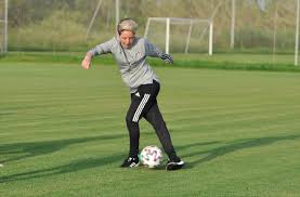 Maybe you would like to learn more about one of these? Besiktas Kadin Futbol Takimi Nin Basarili Teknik Direktoru Ozguvenc Futbol Hayatini Anlatti