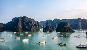 The island features a wide variety of hotels, restaurants, bars, and lounges, perfect for anyone planning to spend more than one day here. Halong Bay ä¸‹é¾ç£ Josh Ellis Photography