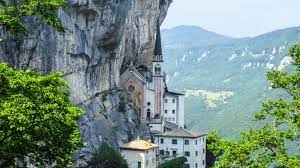 Il gioiello, con un motivo a fioroni sul modello di quelle araldiche, comprende sul fronte anche un grande topazio e sul retro, in corrispondenza, un cristallo. Die Felsenkirche Madonna Della Corona Auf Den Berg De