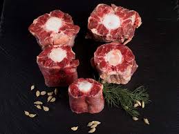 Lo que suelen vender bajo el nombre de toro, es rabo de buey que a saber si será buey o vaca gorda, vaca vieja o como quiera que se llame. Estofado De Rabo De Toro A Fuego Lento