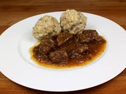 Sudtiroler Rindsgulasch Mit Speckknodeln Rindsgulasch Gulasch Rezepte