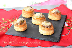 I vol au vent sono uno degli sfiziosi antipasti conosciuti e preparati in tutte le case. Vol Au Vent Con Funghi E Scamorza Squisito E Veloce Antipasto