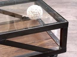 Le plateau en verre trempé associé aux pieds en métal imitation chêne s'allient harmonieusement pour un résultat parfait. Table Basse Verre Metal Meuble De Style Industriel Bois Et Acier Sur Mesure Micheli Design Table Basse Bois Metal Table Basse Table Basse Bois