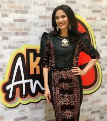 Memilih motif untuk setelan batik menjadi bagian penting sebab sangat menunjang penampilan sedikit motif bukan berarti sedikit keindahan. It Looks Maudy Koesnaedi S 10 Most Elegant Looks Indonesia Tatler Model Baju Wanita Pakaian Wanita Model Pakaian