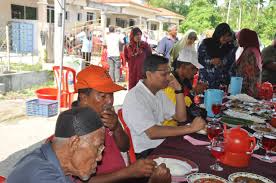 Masyarakat yang senang untuk bergotong royong memiliki rasa kebersamaan yang tinggi dan membuat mereka mampu membantu tanpa pamrih. Kpkt Program Gotong Royong Di Kg Bukit Nangka Di Taman Kota Lenggong Dr Shamsul Anuar Nasarah