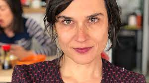 La autora, la colombiana carolina sanín (bogotá, 1973), rehuye cualquier sentimentalismo y se va al otro extremo, tanto que las idas y venidas de laura, las. Literatura Cultural Resuena