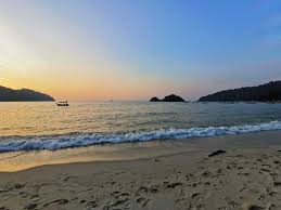 Pantai ini terpencil dan mampu mengekalkan kecantikan alam semulajadi. Teluk Nipah Pulau Pangkor Percutian Bajet