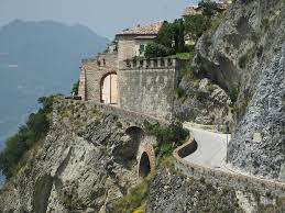 Ancora oggi san leo conserva il suo carattere di luogo inaccessibile, alto su un enorme masso calcareo, in perenne equilibrio sulla natura, con le due impronte umane, il borgo e la fortezza. Iluoghidelsilenzio