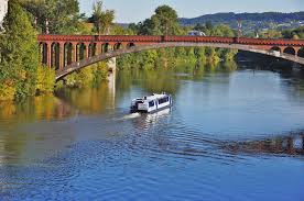 I thought of on the go but i don't think sur le pouce involves being in motion or travelling. Les Croisieres Du Lot Balades En Bateau A Castelmoron Sur Lot Guide Du Lot Et Garonne