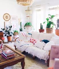 Baik itu di kamar mandi, meja kerja, bahkan ruang tamu. 5 Tanaman Hias Indoor Yang Awet Ditanam Di Dalam Rumah