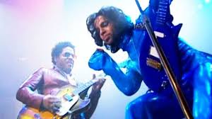 Kravitz did a slower and softer version, without the signature guitar solo. Prince Joins Lenny Kravitz For This Awesome Live Cover Of American Woman Society Of Rock