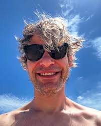 Oggi inizia un nuovo capitolo della mia vita. Contento della nuova  avventura, ahimè lontano dalle persone care, ogni tanto sento un po' di  solitudine, ma la voglia di esplorare un altro paese