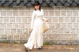 アオザイを着た女性 写真素材 [ 6431947 ] - フォトライブラリー photolibrary