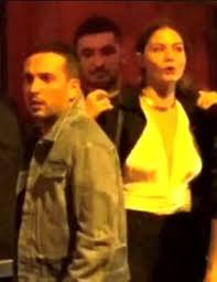 Ünlü şarkıcı oğuzhan koç ile oyuncu demet özdemir hakkında bir süre önce çıkan aşk dedikoduları doğru çıktı. Demet Ozdemir Ile Oguzhan Koc Aski Boyle Ortaya Cikti Yeni Yili Alacati Da Karsiladilar Demet Ten Bomba Itiraf Son Dakika Magazin Haberleri