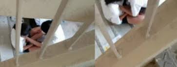 Sekumpulan murid sekolah yang nongkrong dengan seragam sekolah. Memalukan Aksi Asmara Pelajar Dirakam Di Tangga Sebuah Bangunan