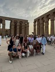 O EGITO NÃO SE VISITA, SE VIVE 🇪🇬📜 Viajar pelo Egito não é apenas riscar um destino da lista; é sentir o peso da história sob os pés e a grandiosidade de