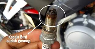 Busi dipasang untuk membakar bensin yang telah dikompres oleh piston. Jangan Panik Kalau Motormu Mogok Tiba Tiba Ini Lo 7 Penyebab Dan Cara Mengatasinya