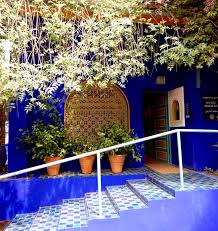 Le jardin de majorelle est un jardin botanique et un musée d'ethnologie consacré aux berbères. Maroc Plonger Dans Le Bleu Du Jardin Majorelle Nat Monde