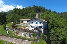 San pietro truly is the perfect boutique destination, whether you are visiting for a unique dining experience, a luxurious overnight stay or both. Monte Calino San Pietro Hutte Schutzhutte In Tenno Trentino Italien