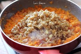 Mâncărurile de post sunt foarte sănătoase și sănătoase reprezentând un beneficiu pentru organism doarece ajută la eliminarea toxinelor din organism. Sarmale De Post Cu Ciuperci In Foi De Varza Murata Laura Adamache