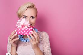 Berikan hadiah dengan kualitas baik dan berguna untuk. 14 Inspirasi Kado Untuk Teman Perempuan Yang Manis Dan Tak Terlupakan