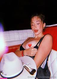 A gostosa fica muito a vontade nua na câmera