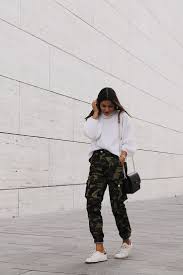 Calça Jeans Com Moletom Do Lado Pin De Carolina Marques En Outfits Ropa De Moda Ropa Tumblr Moda De Ropa