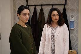 İzmirli olan oyuncu merve dizdar, üniversite eğitimini ise çanakkale 18 mart üniversitesi güzel sanatlar fakültesi'nde tamamlamıştır. Masumlar Apartmani Nin Gulben I Merve Dizdar Dan Hidirellez Paylasimi Dileklerini Gul Agacinin Altina Gomdu