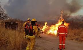 Le apuntan a la empresa provincial de energía por la caída de un cable que destruyó 50 cabañas. Incendios En Cordoba Bomberos Combaten Varios Focos En Las Sierras