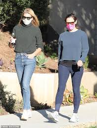 Jul 01, 2021 · jennifer garner and violet affleck arrive in paris on july 1, 2021. Jennifer Garner Looks Low Key In A Teal Sweatshirt And Blue Leggings As She Walks In Los Angeles Oltnews