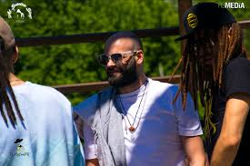 Cardi b, chris brown, bruno mars şi queen latifah au fost o parte dintre vedetele î;ncoronate la gala bet awards. Cosy Feat Killa Fonic Ai Mei Radio Klass Romania