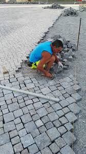 Die Speziellen Unterschiedlich Grossen Und Geformten Pflastersteine Fur Den Neuen Munsterhof Werden In Dieser Weise Ers Pflastersteine Garten Pflaster Pflaster