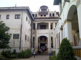 Lawang sewu salah satu wisata sejarah terfavorit di semarang. Lawang Sewu Bangunan Eksotis Yang Dihuni Pocong Berwajah Rusak